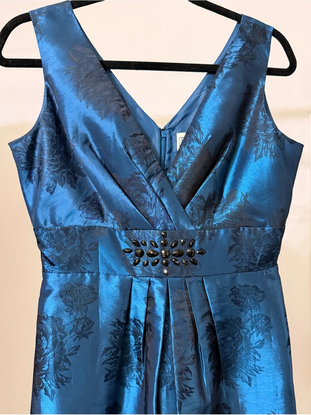 Jessica Howard Blue Floral Satin V-Neck Cocktail Dress with Embellished Waist